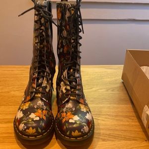 COPY - Dr. Martens floral print boot